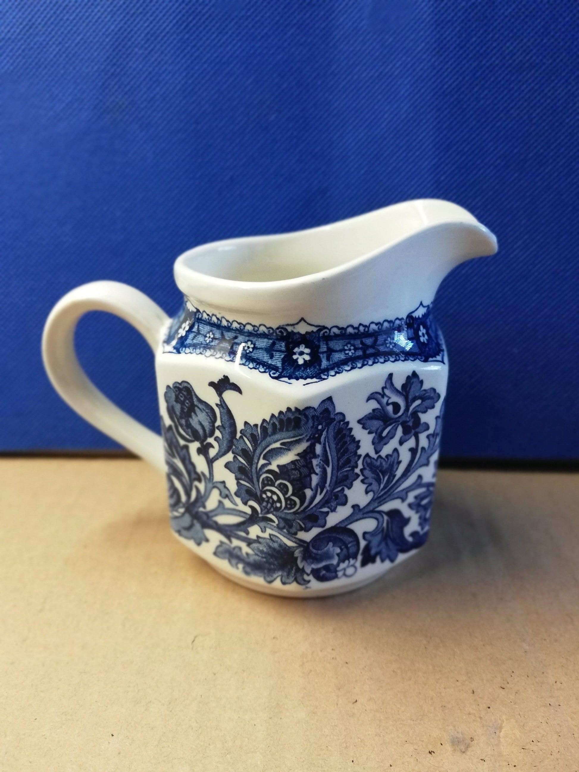 Ridgway blue and white jug 'jacobean'