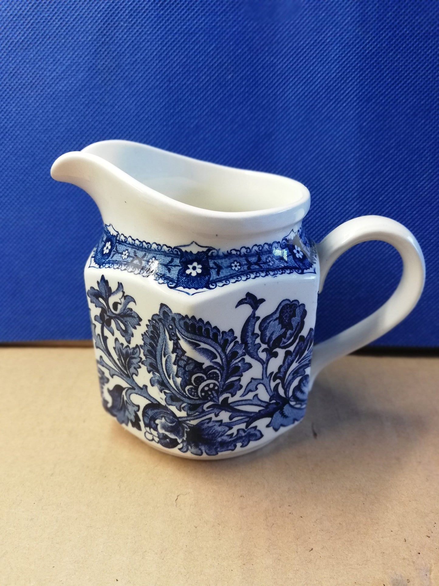 Ridgway blue and white jug 'jacobean'