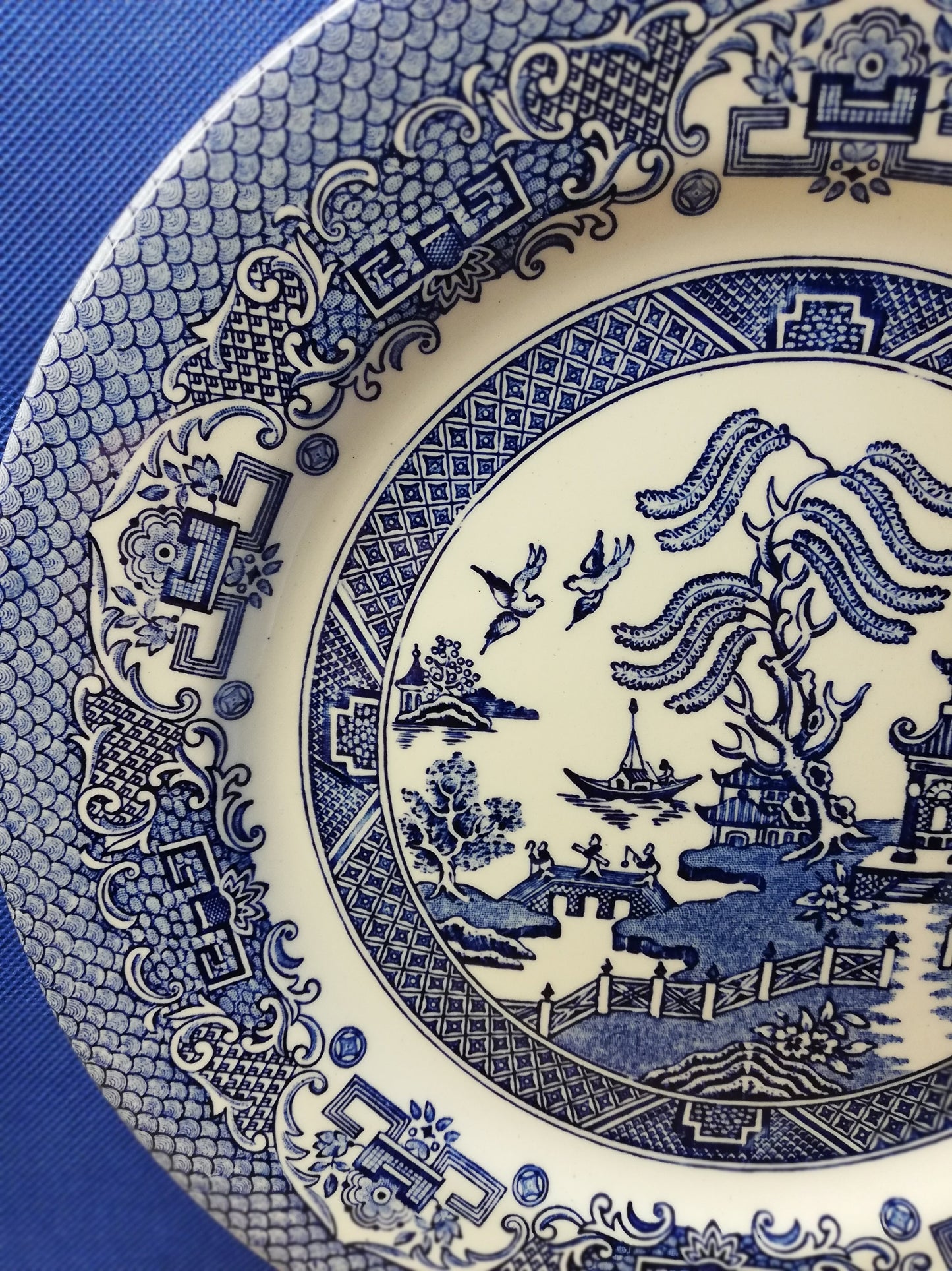 EIT English blue willow 10.5" dinner plate